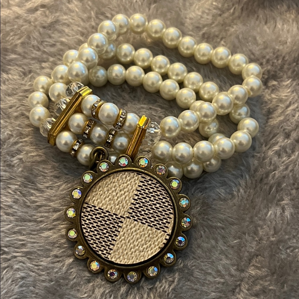Elegant Pearl Bracelet with Gold Accents